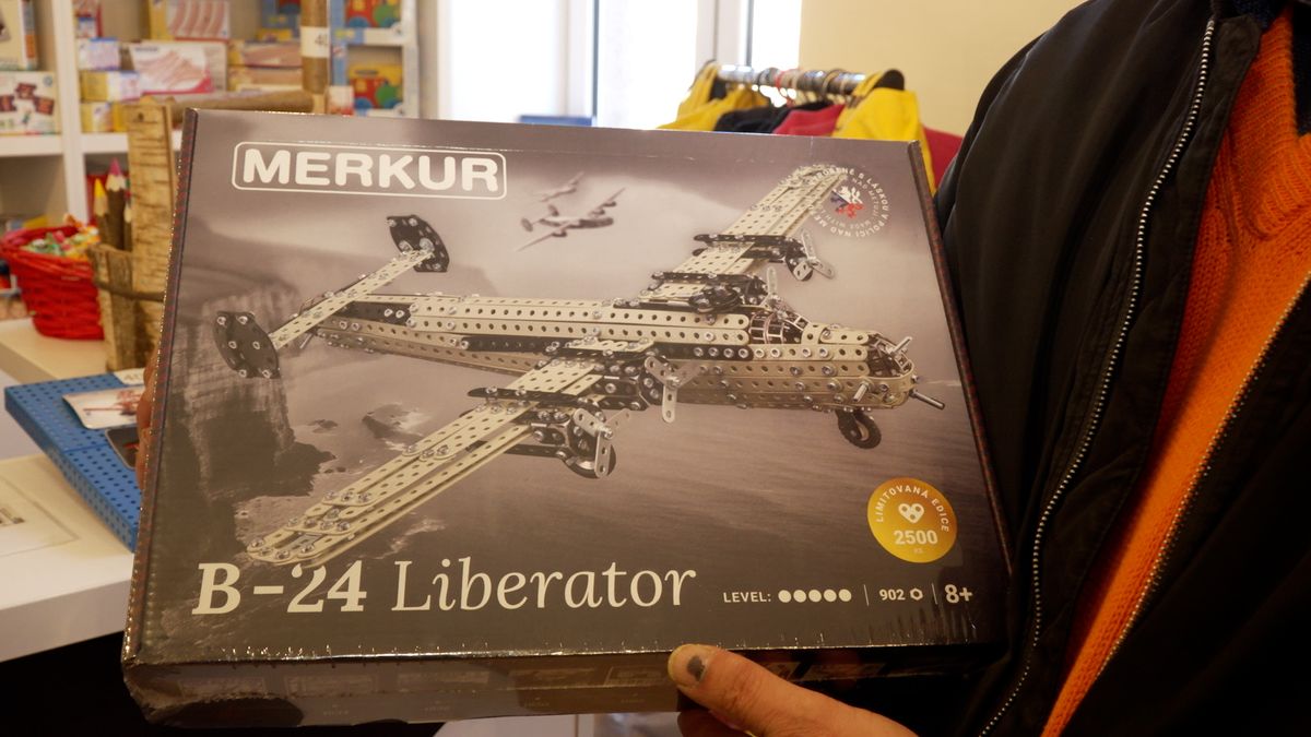 Od plechů k barevným děrovaným dílkům. Natočili jsme, jak se vyrábí stavebnice Merkur