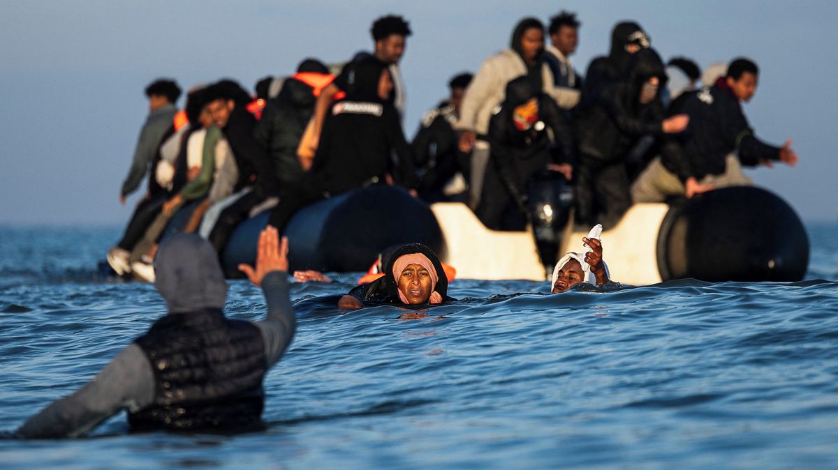 Migrant, kterého Británie deportovala do Francie, se vrátil za necelý měsíc