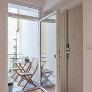 I v rušném centru hlavního města lze mít balkon s výhledem do klidného prostředí. Směřuje totiž do vnitrobloku.