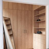 Šatna vznikla přestavbou kuchyňské spíže.