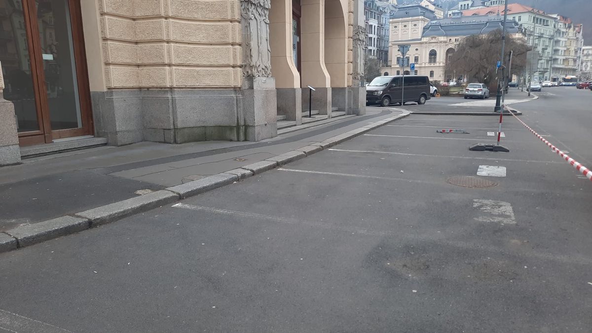 Karlovy Vary vydraží parkovací místa v lázeňské zóně. Vůbec poprvé
