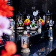 Na výzdobě některých pomníků se podepsal i svátek Halloween.