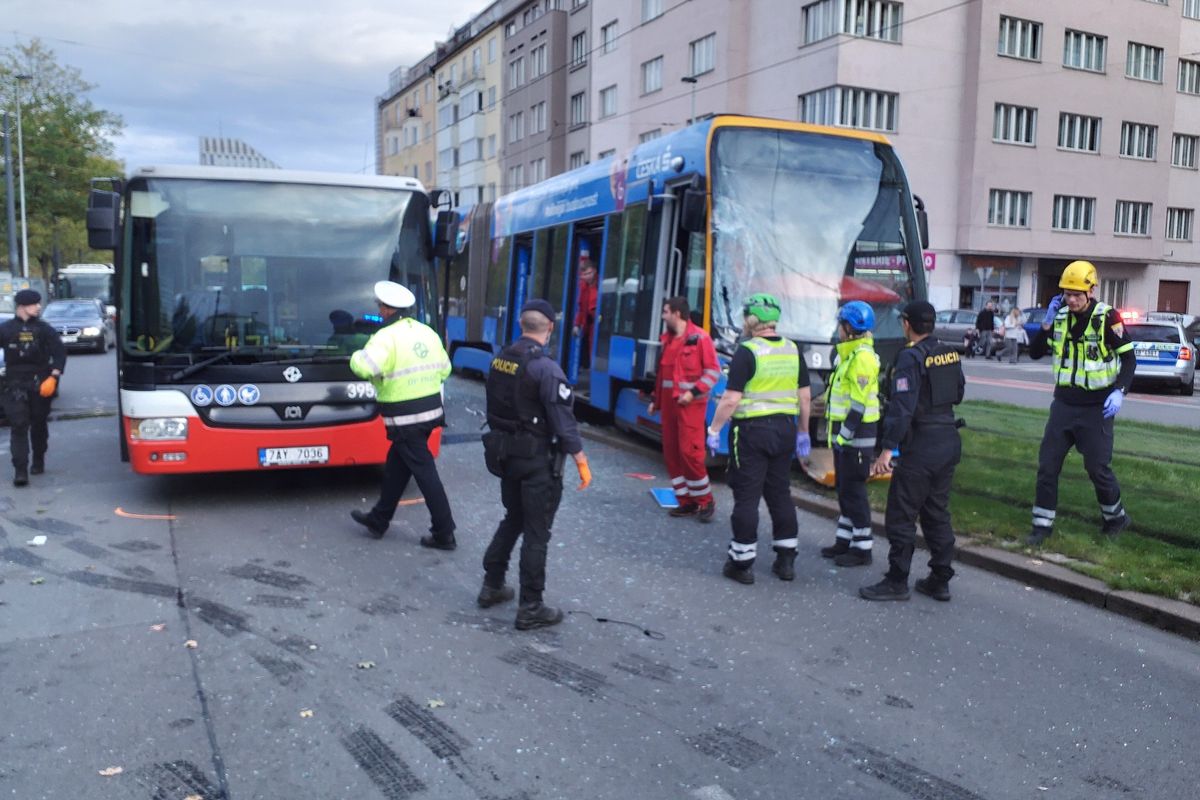 Na Floře vykolejila po střetu s autobusem tramvaj