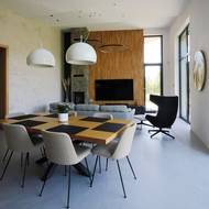 Strana s krbem je vyšší než protilehlá s kuchyní.