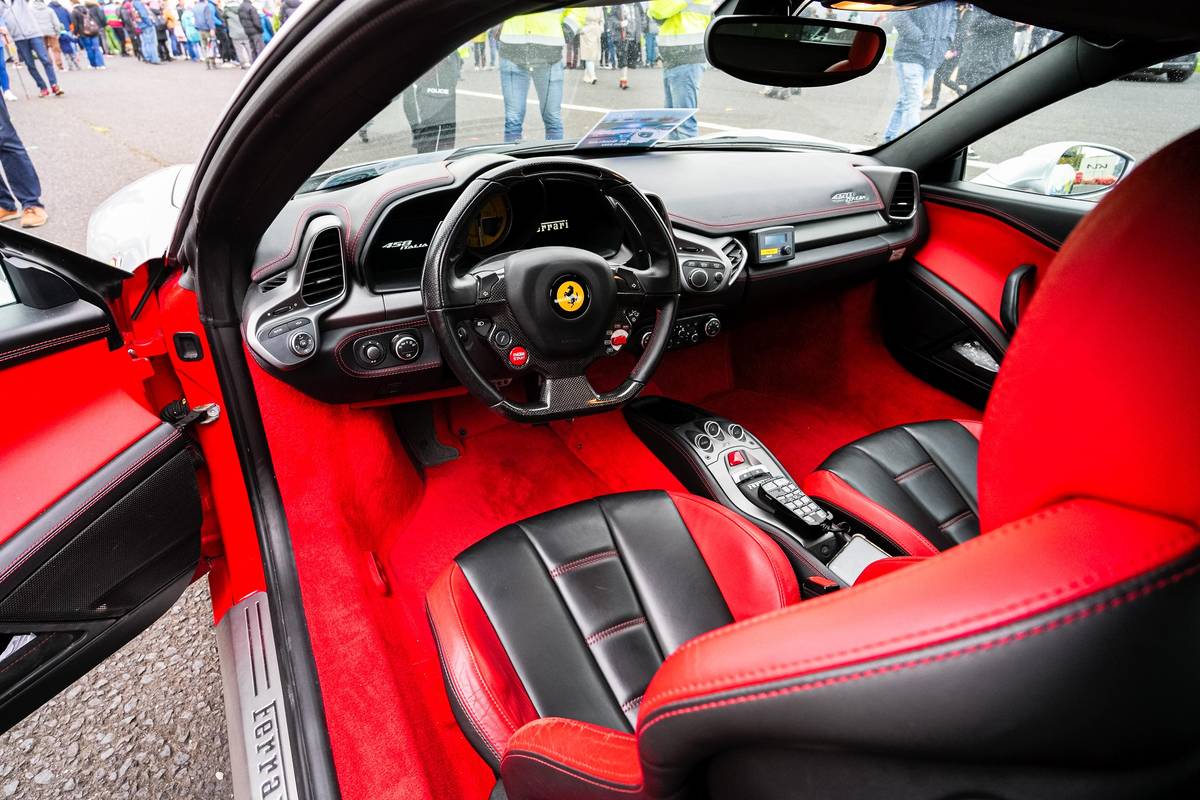 Interiér supersportu má výraznou červenou barvu. Kromě čalounění má navíc vybavení pro policejní provoz. Má například ruční laserový přístroj k měření rychlosti. Díky nízké siluetě se Ferrari snadno skryje za svodidla a je pro tuto činnost tak ideální.