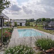 Dům je podsklepený, v podzemí je „uklizená“ technická místnost, prádelna, i sklad a kutilské zázemí.