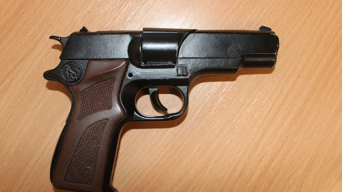 Zdrogovaný muž s pistolí vyděsil lidi na zastávce 