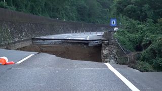 Sesuvy půdy v Číně trhaly silnice a zaplavily tunel