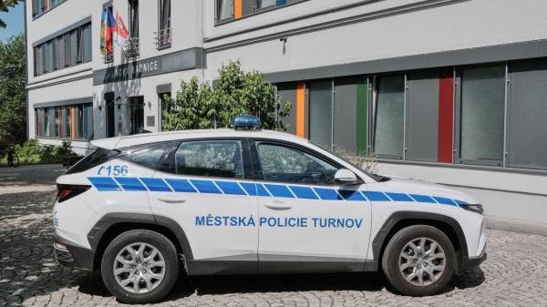 Šéf strážníků v Turnově krátil mzdy podřízeným, sobě si naopak vyplácel navíc