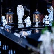 Olšanské hřbitovy jsou největší pražské pohřebiště s rozlohou 50,17 hektaru.