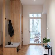 Interiér předsíně je osvětlen díky proskleným dveřím na balkon.