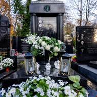 Bohaté květiny na náhrobcích