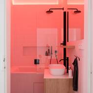 LED pásek nad vanou umožňuje volit barvu světla i jeho intenzitu.