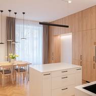 Výrazným doplňkem kuchyně je ostrůvek, do nějž jsou zakomponované úložné prostory.