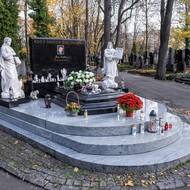 Výrazným pomníkem poblíž hlavního vchodu na hřbitov je hrob Jana Kočky.