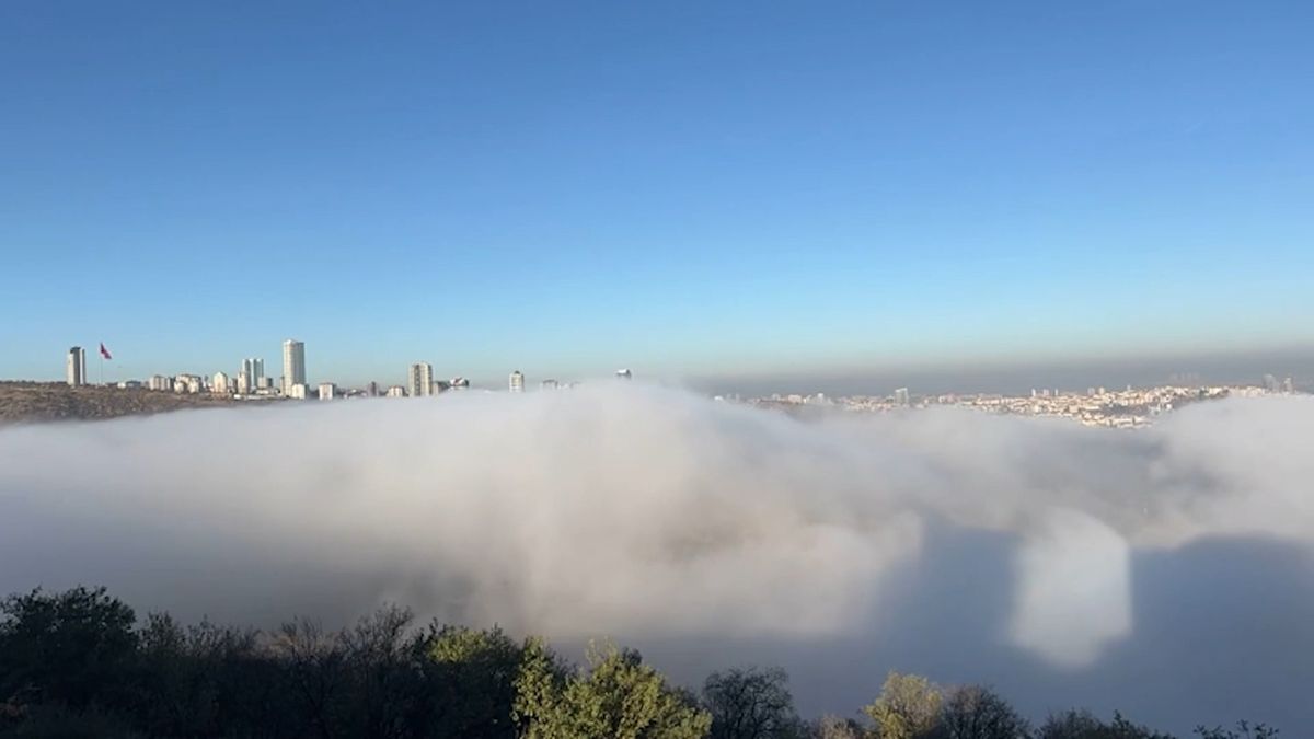 Panorama turecké metropole se koupalo v husté mlze
