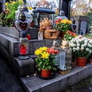 Odhaduje se, že za dobu existence Olšanských hřbitovů zde bylo pohřbeno přibližně dva miliony zesnulých.