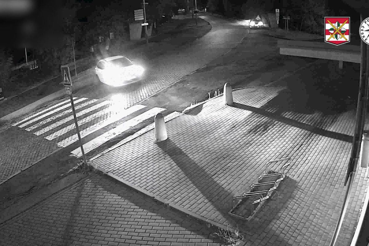 Opilá řidička na Znojemsku vjela s autem na chodník, těsně minula dva mladíky