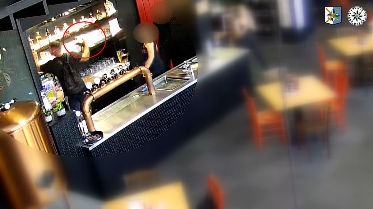 Strkanice v ostravské restauraci: Muž přes odpor obsluhy ukradl historickou helmu, policie zveřejnila video