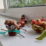 Kromě tvorby figurek lze zkusit i menší kusy nábytku či kuchyňského vybavení. Například misku s baštou ze slupky kaštanů a drobných plodů, které venku při sběru kaštanů a žaludů naleznete.