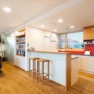 Kuchyň má červený barevný akcent. 