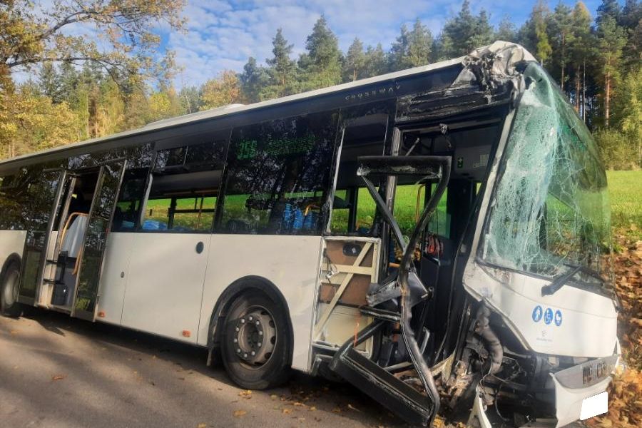 Na Jindřichohradecku sjel autobus do příkopu, tři zranění