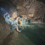 Traverz nad Bezednou tůní směrem do Lipovecké chodby