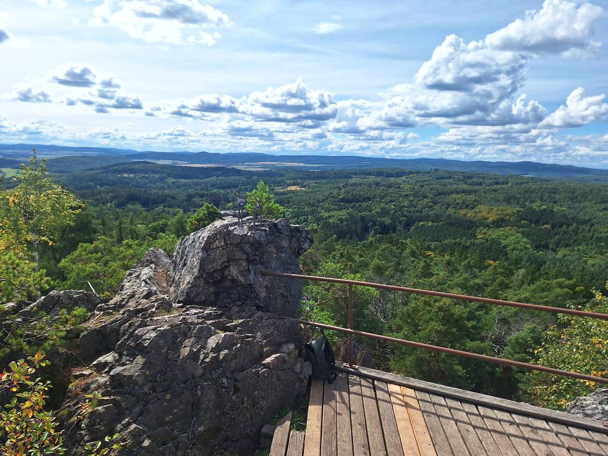 Skála je rovněž jednou z oblíbených lezeckých stěn.
