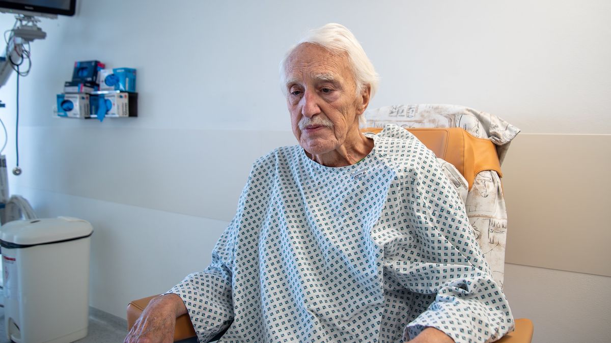 Při lovu se propadl z posedu. Osmdesátiletému lékaři zachránili život přímou srdeční masáží 