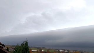 Nad Vysočinou se zformoval majestátní shelf cloud 