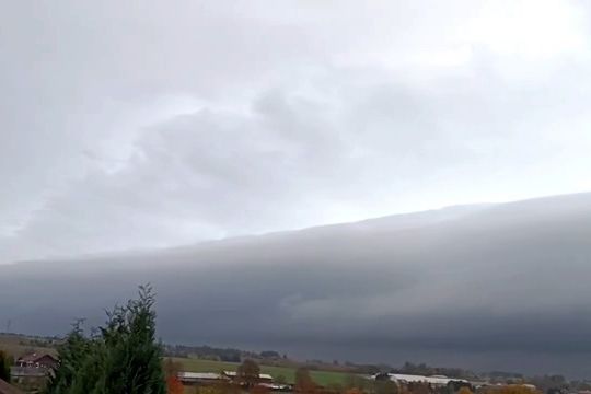 Nad Vysočinou se zformoval majestátní shelf cloud 