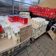 V polském zahradnictví mají připravené i svíčky, svícny a lucerny.