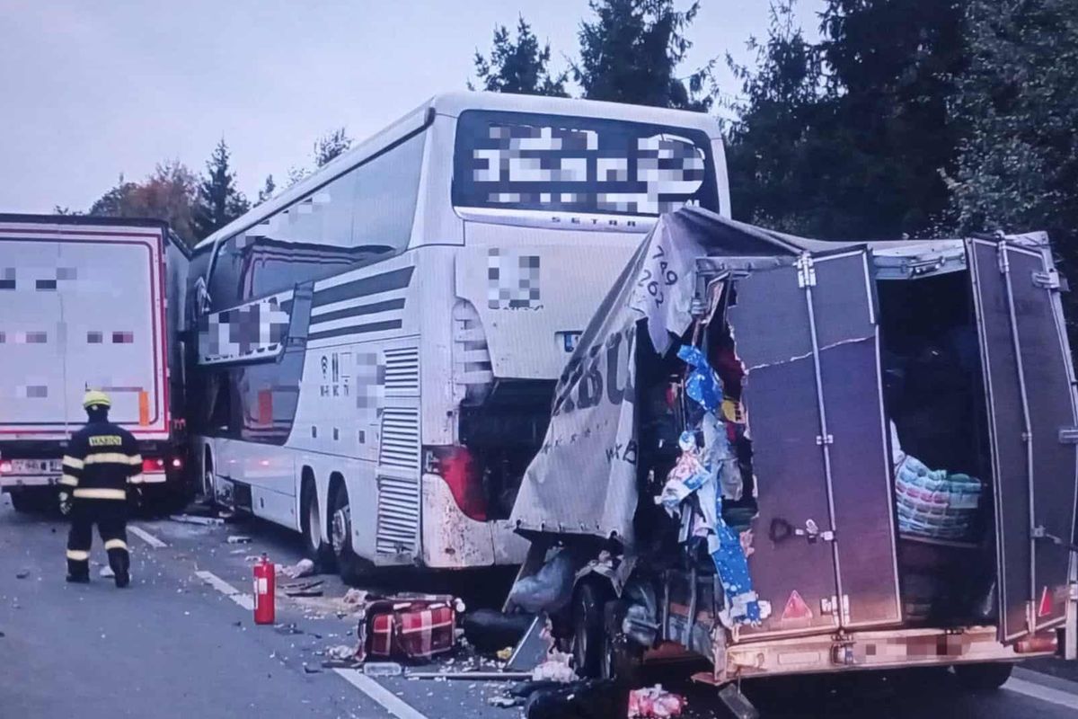 Na D1 se u Větrného Jeníkova srazil autobus s náklaďákem. Jen jeden zraněný