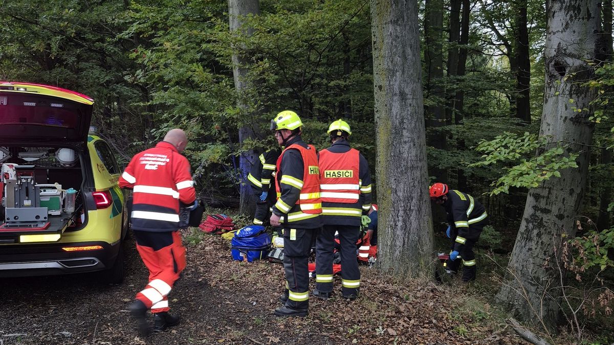 Motorkář nepřežil náraz do stromu v Buchlovských horách na Uherskohradišťsku