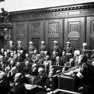 Obecný pohled do soudní síně v Justičním paláci v Norimberku, kde si obžalovaní vyslechli části rozsudku, který předčítal Mezinárodní vojenský tribunál, 30. září 1946.