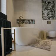 Kromě sprchového koutu je v koupelně i vana. Pračku zde však nenajdete. Ta je v prádelně, v suterénu.