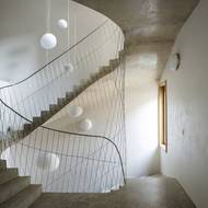 Schodiště má elegantní oblé linie. 