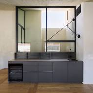 Kuchyň je navržena v lehce industriálním městském stylu. 