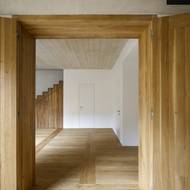 Interiér krášlí světlé dřevo. 