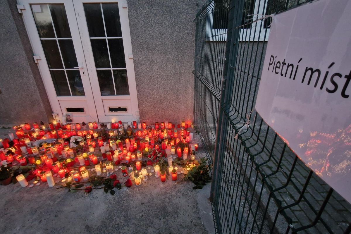 Před školou na Žďársku vzniklo po smrti třináctiletého studenta pietní místo