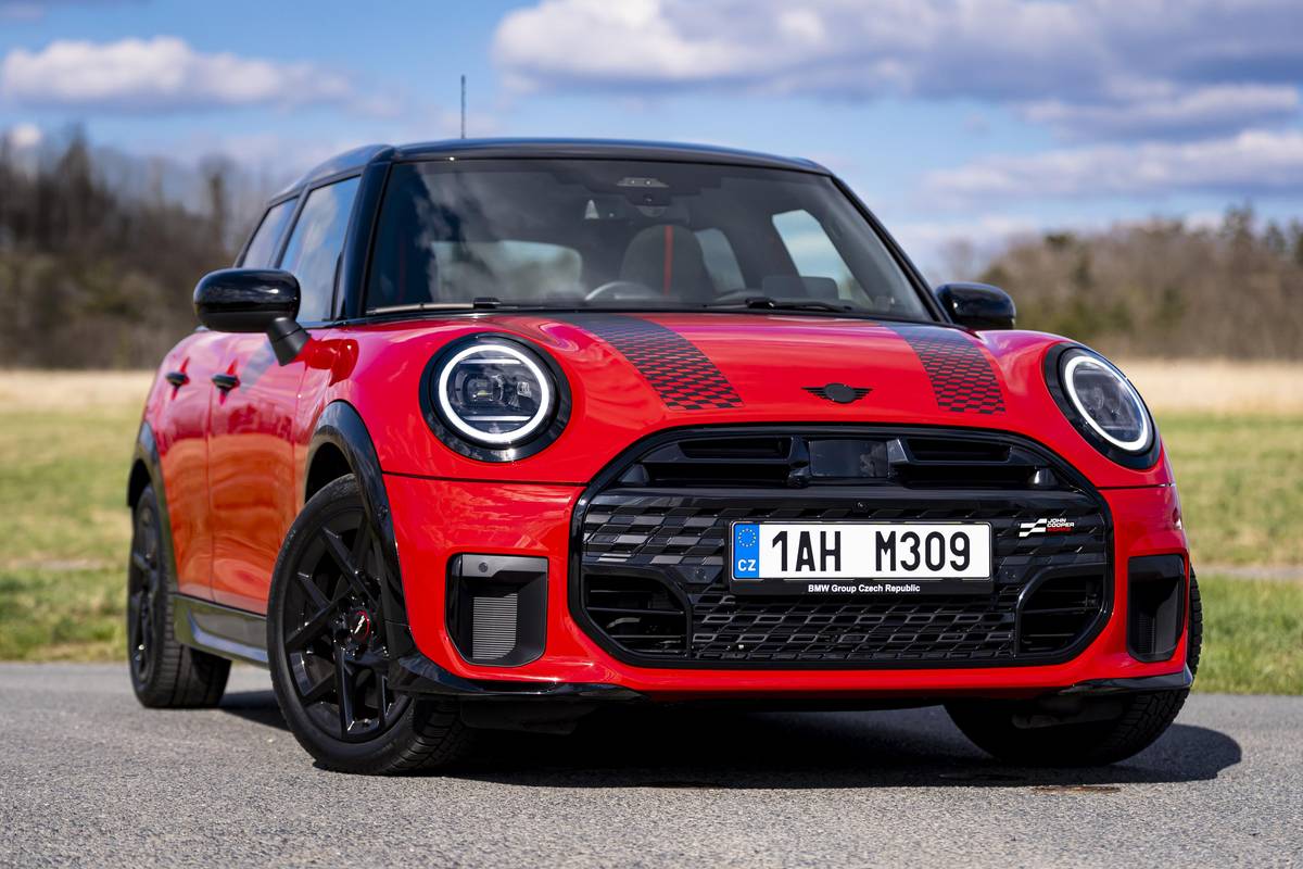 Pětidveřový Mini Cooper S vypadá se sportovním paketem JCW opravdu výrazně a sportovně.