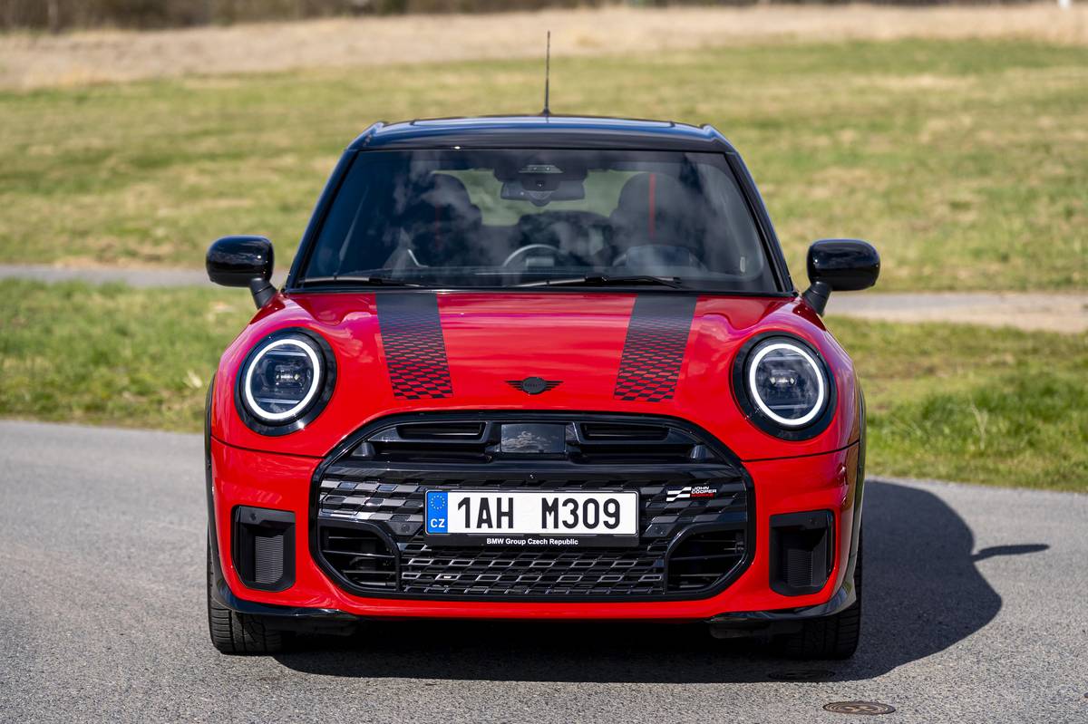 Sportovní charakter umocňují velké nasávací otvory uprostřed i po stranách předního nárazníku.