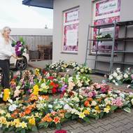 Lidé vybírali z umělých i živých květinových dekorací.