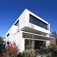 V interiéru je díky výraznému prosklení hodně světla.