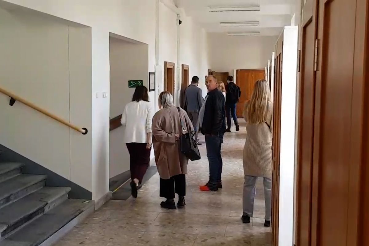 Pražský advokát řešil sousedský spor dýkou. Hrozí mu 20 let