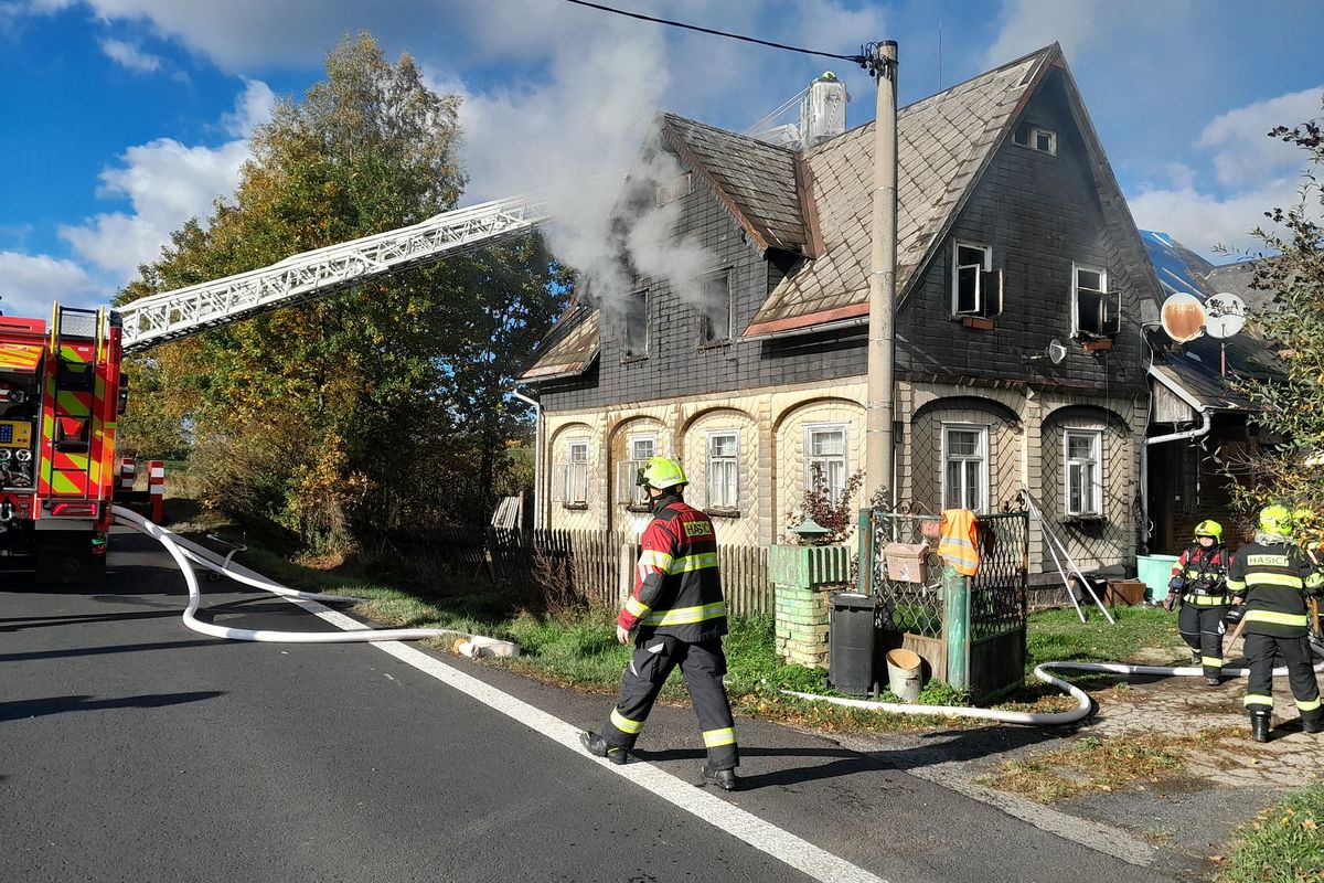 Požár roubenky na Děčínsku způsobil majiteli škodu za zhruba pět milionů korun
