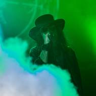 Carl McCoy byl většinu koncertu zahalen do kouře. 