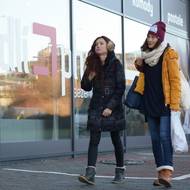 Eva Toulová a Bára Seidlová jako sestry, které umí utrácet.