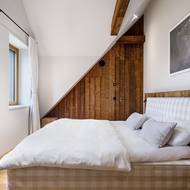 Dveře v dřevěné stěně jsou takřka neviditelné.