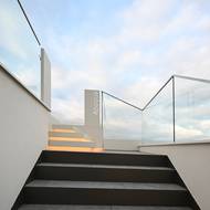 Na terasu vede elegantní schodiště. 